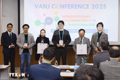 组委会向研讨会演讲嘉宾颁发纪念章。图自越通社