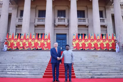 斯里兰卡总统阿努拉·库马拉·迪萨纳亚克主持仪式欢迎越共中央总书记、国家主席苏林。图自越通社