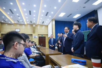 范明政走访越南科学技术翰林院。图自越通社