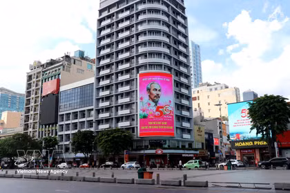悬挂许多大型横幅和海报，庆祝西贡-嘉定市以胡志明主席的名字命名50周年。图自越通社