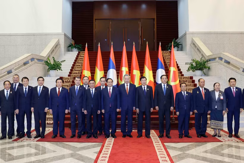 2025年12月2日，越共中央总书记苏林和老挝人民革命党中央委员会总书记、国家主席通伦·西苏里共同主持召开越南共产党与老挝人民革命党高级会议。图自越通社