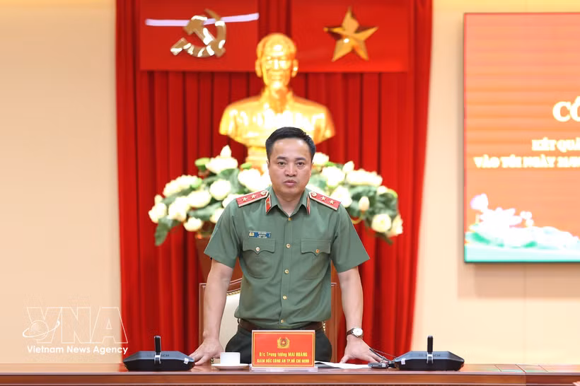 胡志明市公安局局长梅黄中将在会议上通报案情。图自越通社