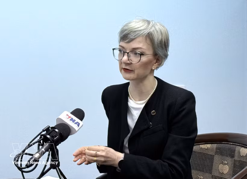 马来西亚泰莱大学国际关系专家朱莉娅·罗克尼法德接受越通社记者的采访。图自越通社