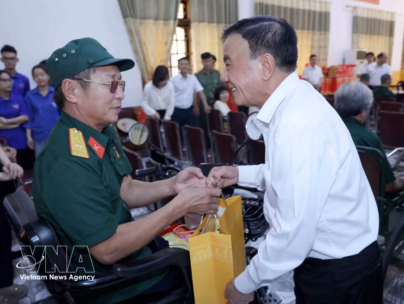 越共中央政治局委员、中央书记处常务书记陈锦秀向在乂安省伤残军人疗养中心接受疗养的伤残军人赠送慰问品。图自越通社