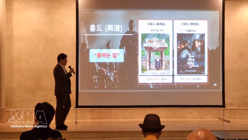 制片人兼总导演申昌石介绍电影内容。图自越通社
