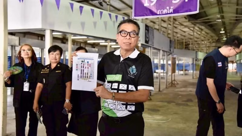 泰国选举委员会秘书长视察曼谷邦卡皮区提前投票的准备工作。图自泰国选举委员会