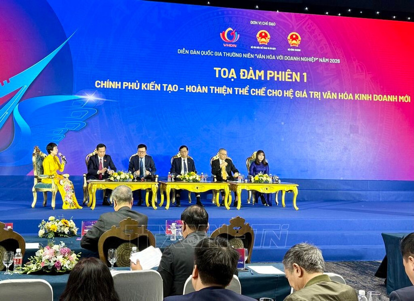 参加“2026年企业与文化”国家论坛的各位演讲者。图自越通社