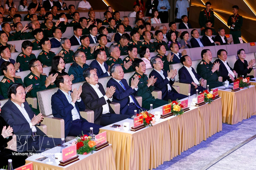 越共中央总书记、中央军委书记苏林；越共中央政治局委员、国会主席陈青敏等各位党和国家领导人出席音乐会。图自越通社