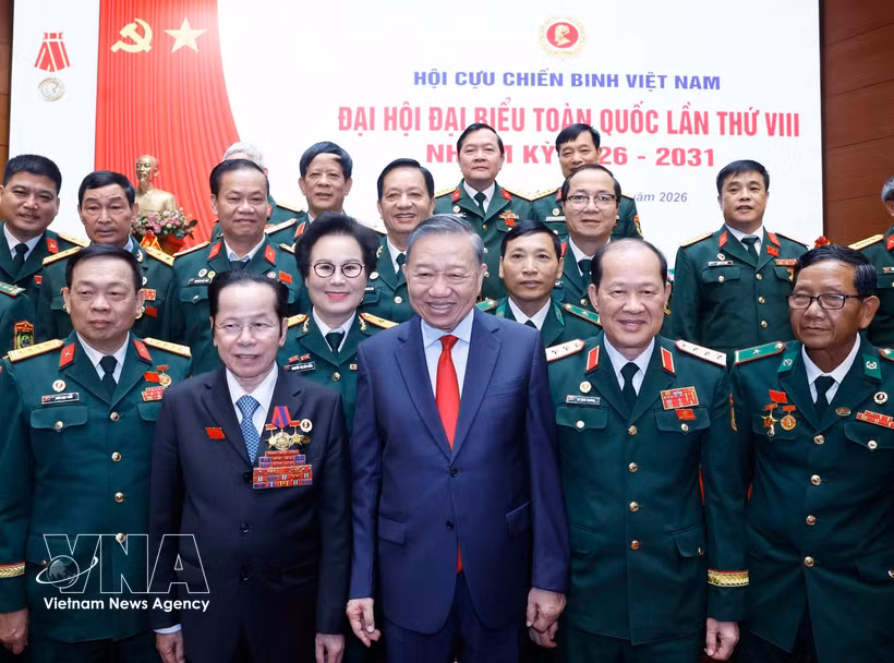 越共中央总书记、国家主席、中央军委书记苏林同各位代表合影。图自越通社