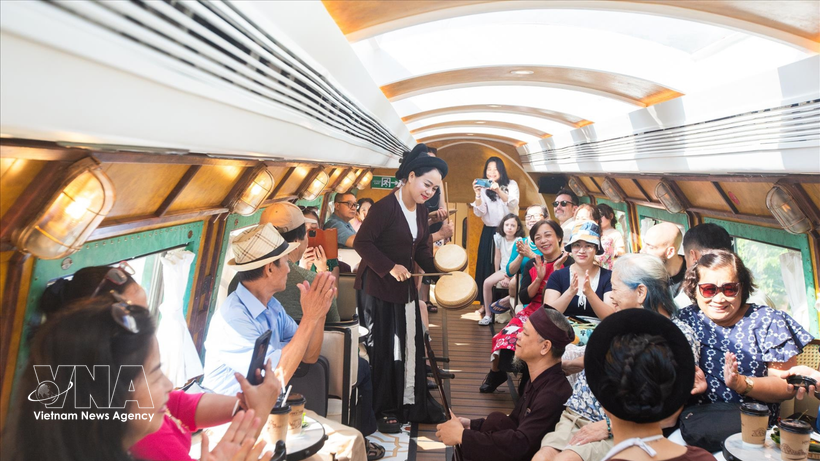 火车上有传统乐器演奏家带来的温馨现场表演，营造出独特的文化空间。图自越通社