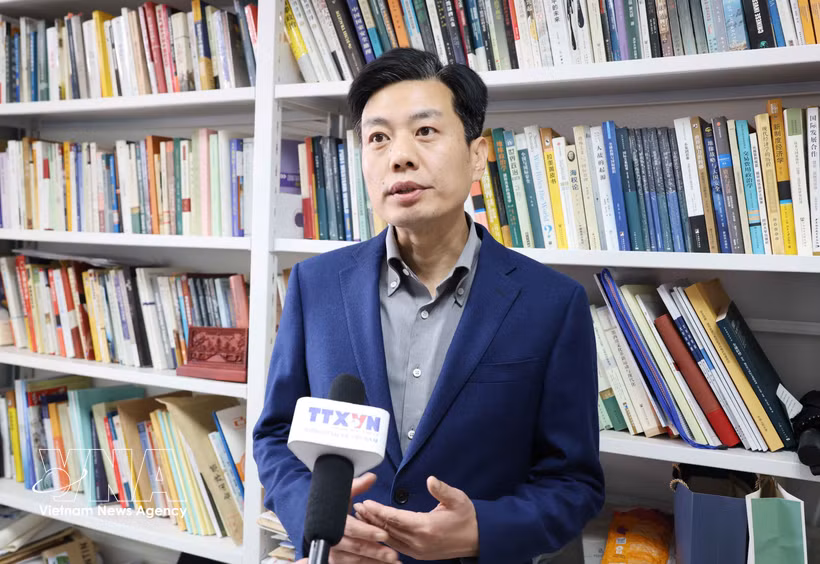 中国人民大学国际关系学院教授崔守军接受越通社驻北京记者的采访。图自越通社