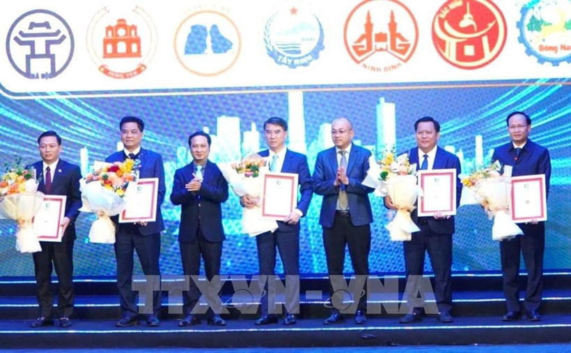 西宁省人民委员会副主席黄文山接受“全国最具大型企业吸引力地区”证书。图自越通社