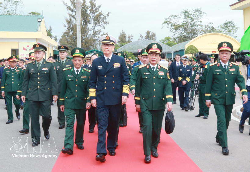 越南国防部长潘文江和中国国防部长董军3月18日视察茶古边防哨所。图自越通社