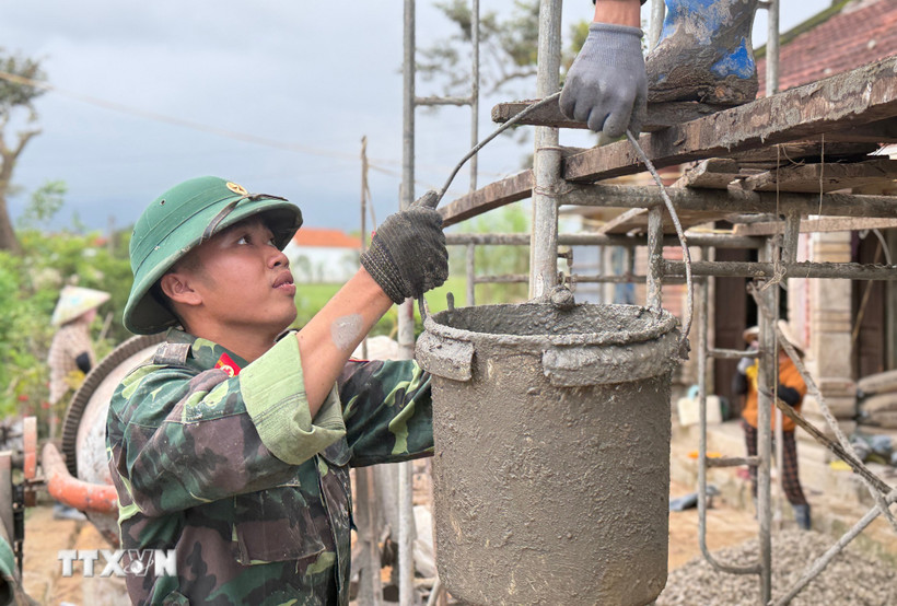 第五军区军事学校士兵为得乐省和美乡村民建房。图自越通社