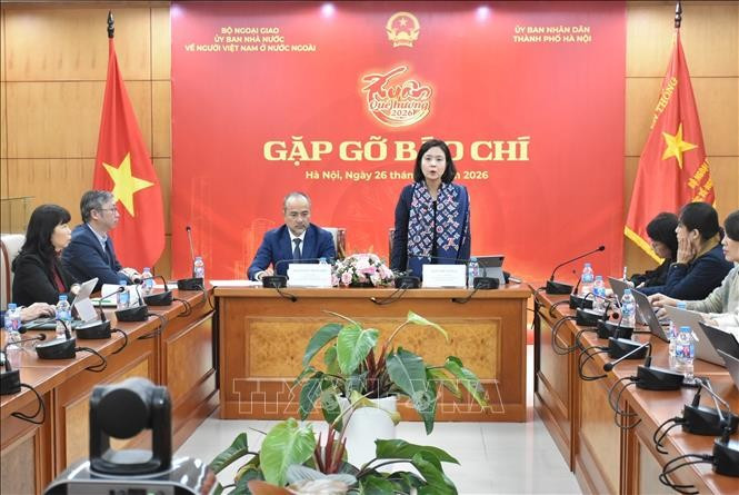 河内市文化体育局副局长黎氏映梅在记者见面会上介绍“家乡之春”活动相关信息。图自越通社