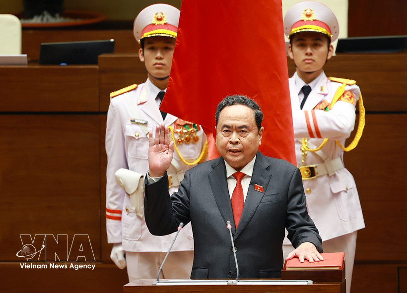 越南第十六届国会主席陈青敏宣誓就职。图自越通社