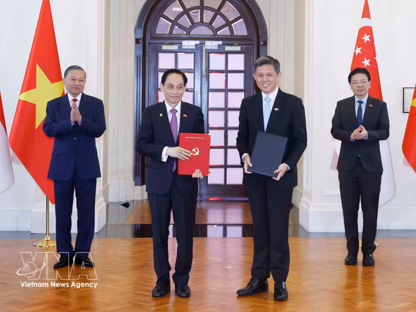 越共中央总书记、国家主席苏林和新加坡总理黄循财共同出席越新合作文件交换仪式。图自越通社