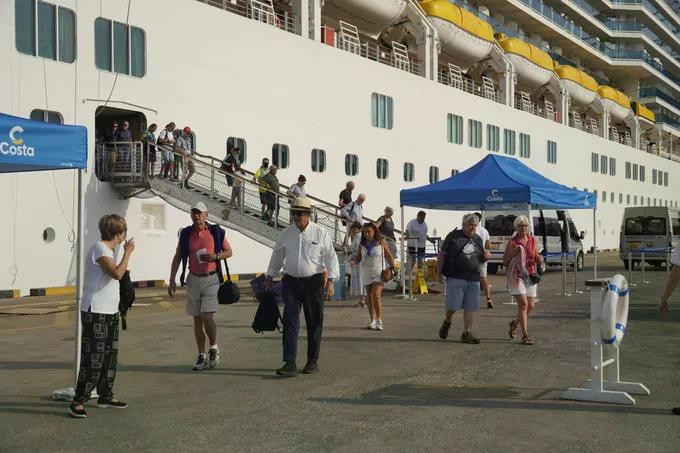 丙午新春载近2000名国际游客的巨型邮轮抵达胡志明市 。图自《西贡解放日报》