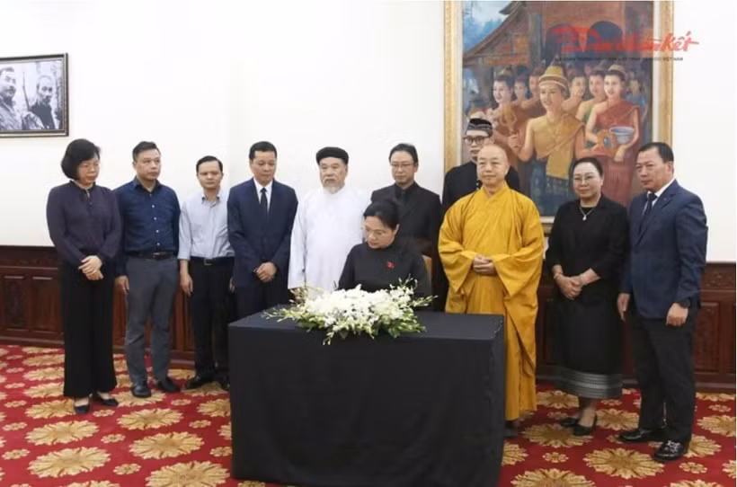 越共中央委员、越南祖国阵线中央委员会副主席兼秘书长河氏俄在吊唁簿上题词。图自daidoanket.vn