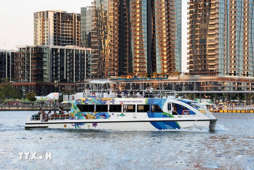 在西贡河上的旅游船。图自越通社