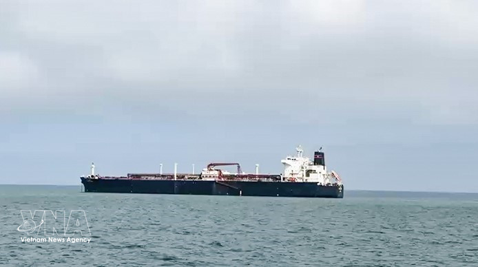 一艘液化石油气（LPG）油轮穿越霍尔木兹海峡后，停靠在印度古吉拉特邦的一个港口。图自越通社
