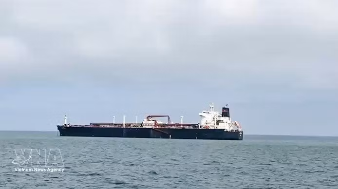 一艘液化石油气（LPG）油轮穿越霍尔木兹海峡后，停靠在印度古吉拉特邦的一个港口。图自越通社
