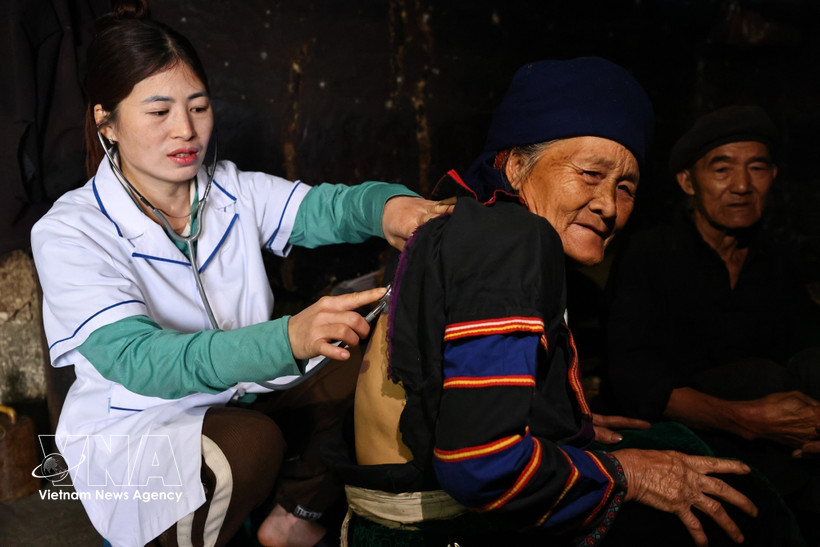 医护人员上门为少数民族同胞提供体检服务。图自越通社