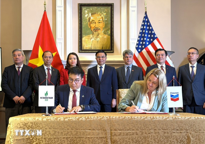 越南平山炼油石化公司代表与雪佛龙（Chevron ）能源集团代表签署谅解备忘录。图自越通社