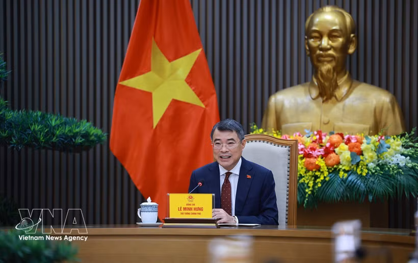 越南政府总理黎明兴在河内与中国国务院总理李强通电话。图自越通社