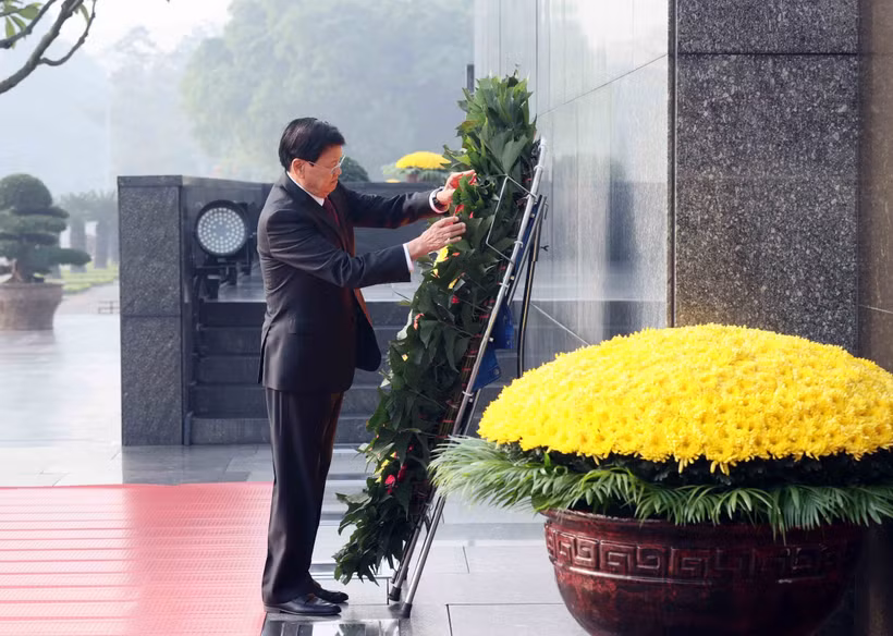 老挝人民革命党中央委员会总书记、国家主席通伦·西苏里瞻仰胡志明主席陵。图自越通社