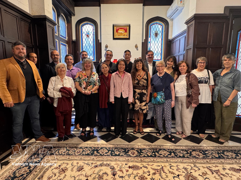 越南驻阿根廷大使吴明月与各位代表合影。图自越通社 