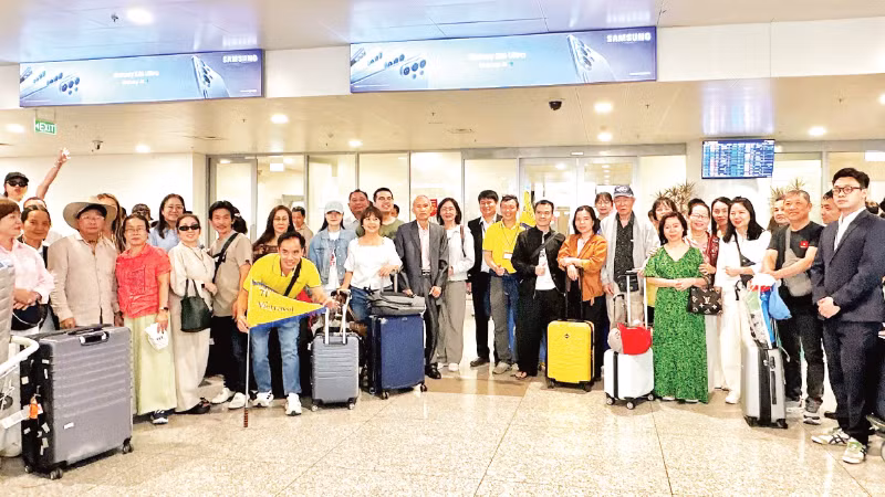 3月4日下午，Vietravel公司在中东的游客安全抵达河内内排国际机场。图自《人民报》