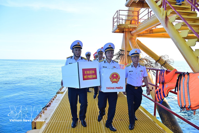 选举组将投票箱运送到DK1/9高脚屋。图自越通社