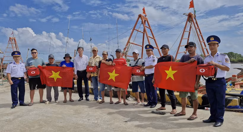 越南海警第四区司令部与干好乡联合举办“海警与渔民同行”框架下的社区宣传活动，旨在提升对打击非法、不报告和不受管制捕捞的认识。图自越通社。