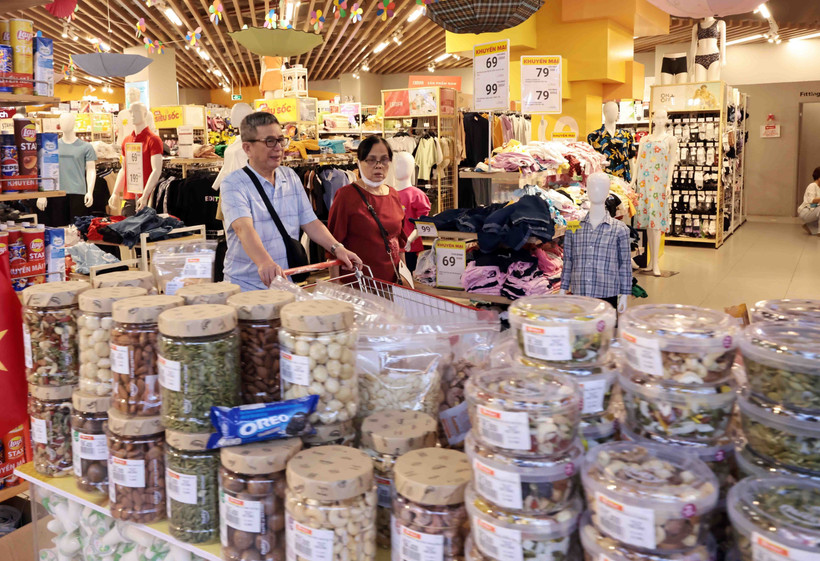 人们在河内纸桥的WinMart超市购物。图自越通社