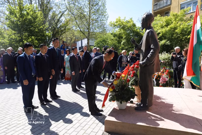 乂安省人民委员会常务副主席裴青安与匈越友好协会代向胡志明主席塑像敬献鲜花。图自越通社
