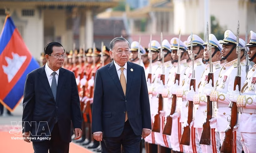 受柬埔寨国王诺罗敦·西哈莫尼的委托，2026年2月6日，柬埔寨人民党主席、参议院主席洪森亲王在金边主持仪式，欢迎越共中央总书记苏林对柬埔寨进行的国事访问。图自越通社