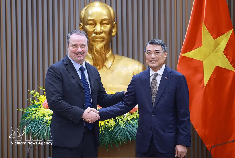 越南政府总理黎明兴与美国副贸易代表斯威策。图自越通社