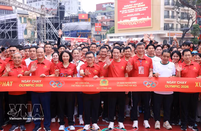 近1.7万人参加河内奥林匹克跑步日——“全民健康，保卫祖国安全”活动。图自越通社