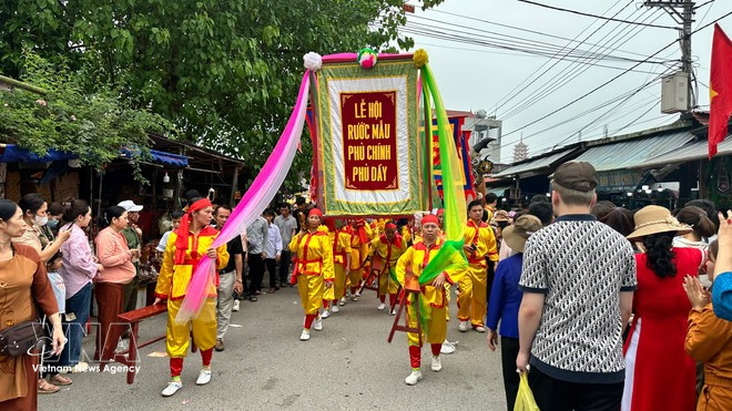 圣母柳杏迎请仪式。图自越通社