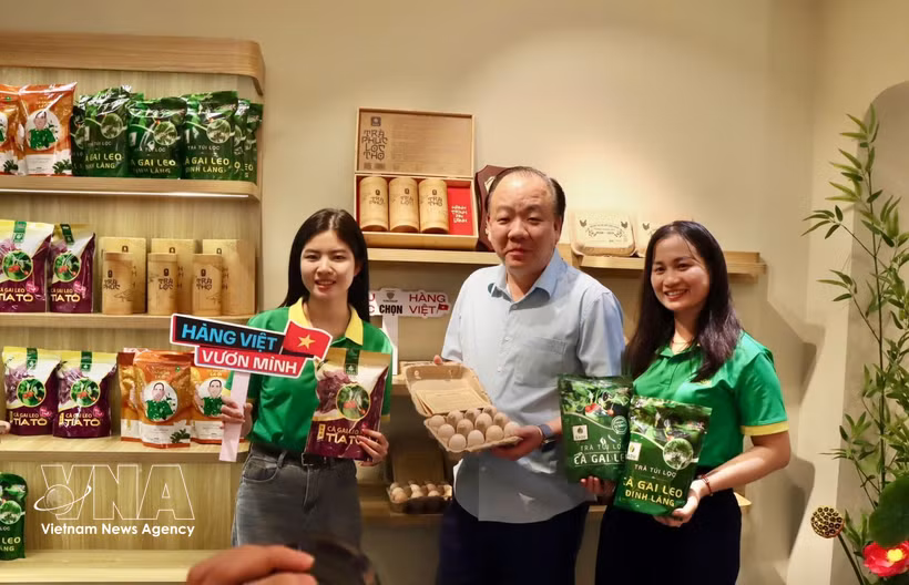 在促销会上展出的海南茄茶、海南茄鸡蛋产品。图自越通社