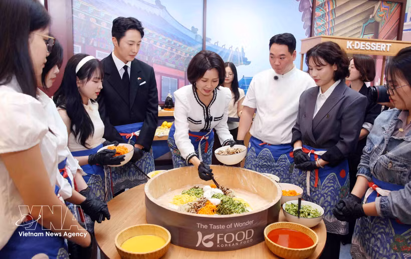 金惠京夫人参观体验“辣椒酱黄油拌饭”。图自越通社