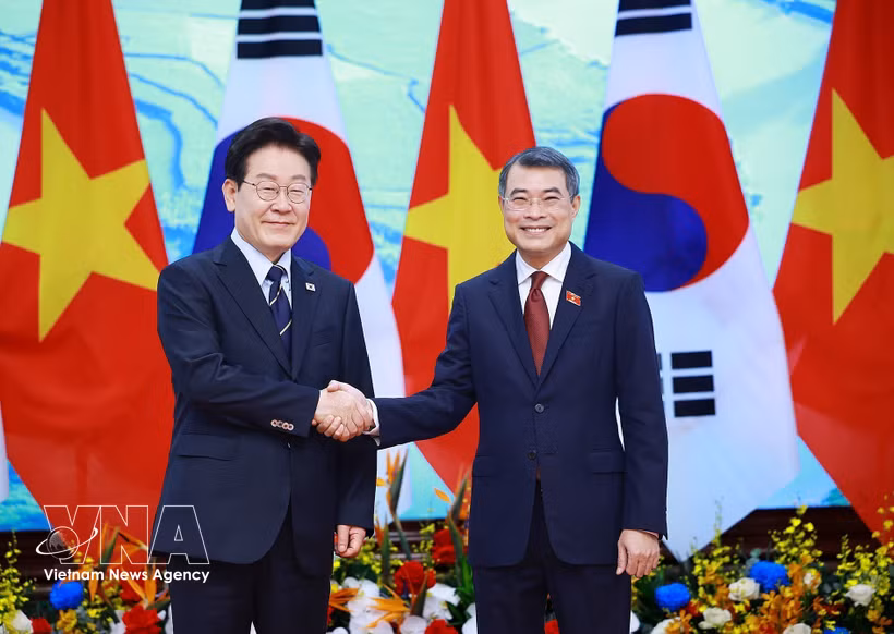 越南政府总理黎明兴（右）与韩国总统李在明（左）。图自越通社