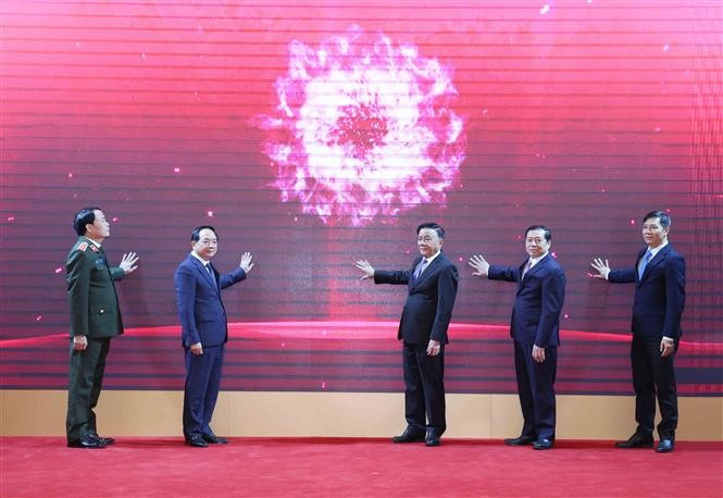 “宣传与民运”移动应用程序上线启动仪式。图自越通社