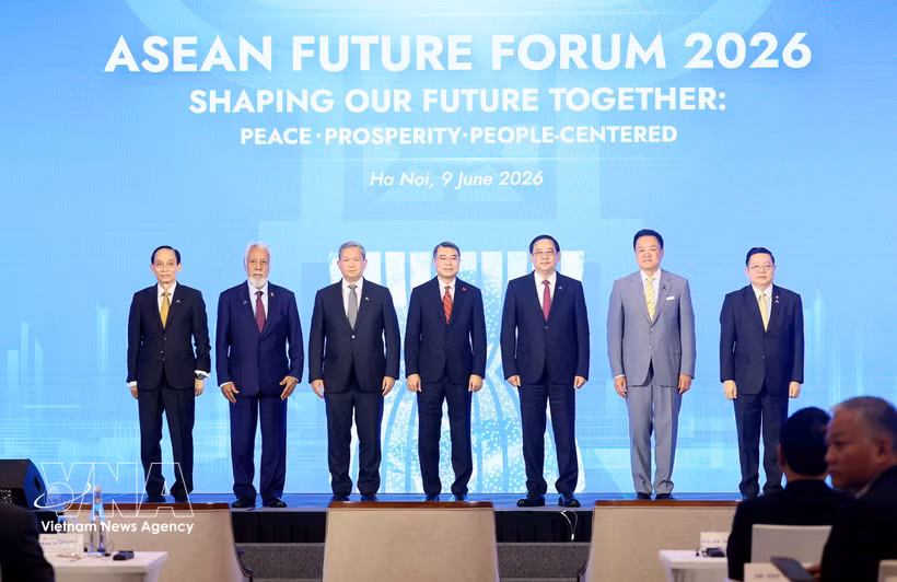 越南政府总理黎明兴与老挝总理宋赛·西潘敦、柬埔寨首相洪玛奈、泰国总理阿努廷·参威拉军以及东帝汶总理夏纳纳·古斯芒一同出席开幕式。图自越通社