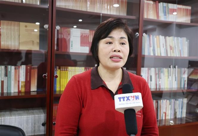 中国社会科学院马克思主义研究院教授、博士，越南问题专家潘金娥接受越通社记者采访。图自越通社