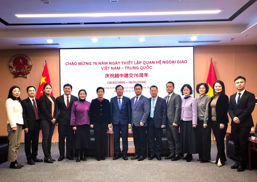 出席活动的双方代表合影。图自越通社