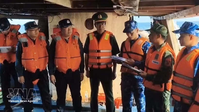 越南向中国执法部门移交2艘遇险渔船及10名渔民。图自越通社