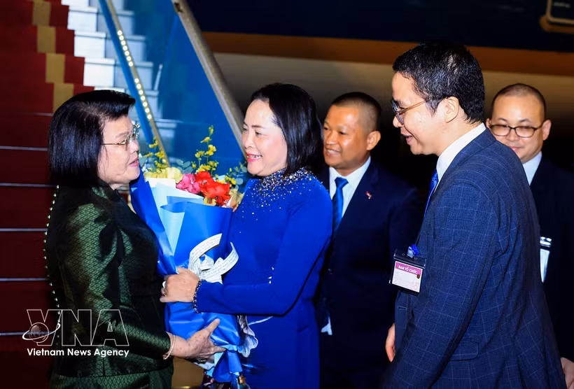 越南国会副主席阮氏青在机场迎接柬埔寨国会主席昆索达莉。图自越通社