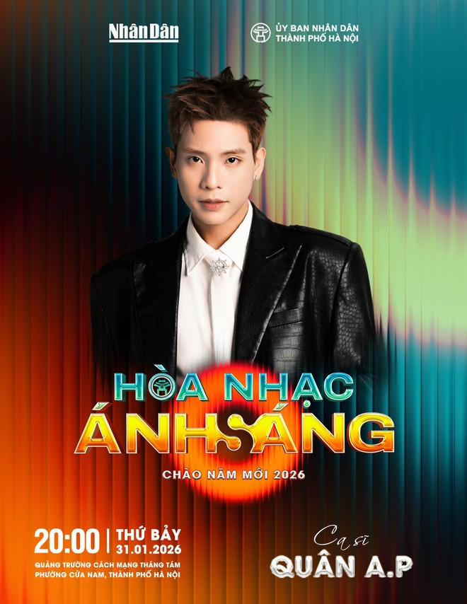 参加晚会的一名歌手。图自越通社